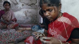 பட்டாசு தயாரிக்கும் தொழிலாளர்கள்