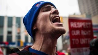 Trabajador protesta en EE. UU. exigiendo alza del salario mínimo a US$15 la hora.