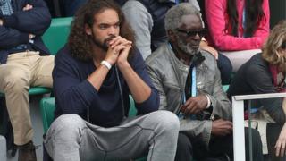 Zacharie Noah, père de Yannick Noah, sur les gradins de Rolland-Garros en 2016 avec son petit-fils Joakim, basketteur en NBA