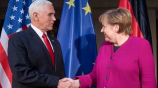 Канцлер Германии Ангела Меркель (справа) и вице-президент США Майк Пенс пожимают друг другу руки во время фотосессии во время 55-й Мюнхенской конференции по безопасности
