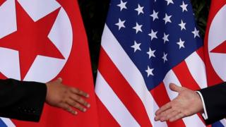 지난해 싱가포르에서 열린 북미정상회담에서 공동합의문 서명을 마친 뒤 악수를 나눈 김정은 북한 국무위원장과 도널드 트럼프 미국 대통령