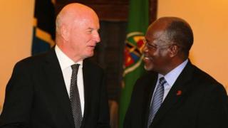 Mkuu wa ujumbe wa umoja wa Ulaya nchini Tanzania, Balozi Roeland van de Geer, akiwa na Rais wa Tanzania, John Magufuli