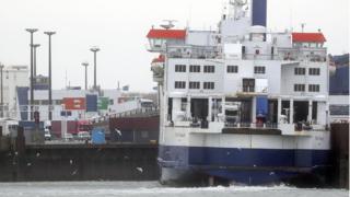 Los camiones se cargan en un ferry P&O en el puerto de Calais, Francia