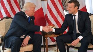 Les présidents Trump et Macron se serrent la main en marge du sommet de l'OTAN à Bruxelles le 25 mai 2017