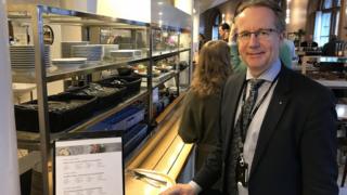 Deputado Per-Arne Håkansson no bandejão do Parlamento sueco