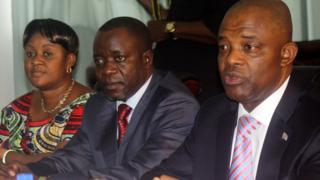 Le président de l'Assemblée nationale de la RDC, Evariste Boshab (à droite), et son de son vice-président Borice Mbuku (Centre) lors d'une conférence de presse le 3 janvier 2012 à Kinshasa.