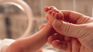 pie de un bebé prematuro