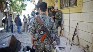 Kobani'de YPG savaşçısı sırtını dönmüş