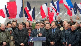Французский консервативный кандидат в президенты Франсуа Фийон выступает с речью во время митинга в Париже, воскресенье, 5 марта 2017 года.
