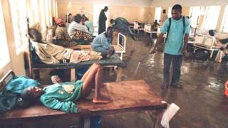 Un grand nombre de médecins disponibles se concentre dans une région, habituellement des villes, au détriment d'autres parties de l'État en particulier des zones rurales.
