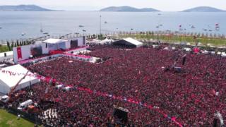 miting alanı kalabalık