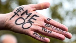 Mano con la etiqueta #metoo (yo también)