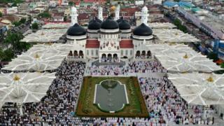 Eine Luftaufnahme zeigt Menschen, die an Eid al-Fitr-Gebeten in der Baiturrahman-Moschee in Banda Aceh, Indonesien, teilnehmen