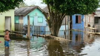 Casas inundadas en la ciudad de Itacoatiara en 2009