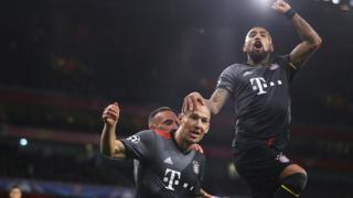 Arjen Robben, gol sevincini Frank Robbery ve Arturo Vidal ile paylaşıyor
