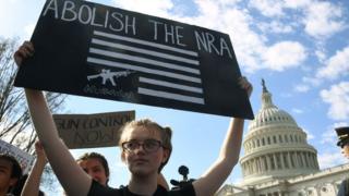 ABD başkenti Washington'da lise öğrencilerinin yaptığı protesto gösterisinde bir öğrenci "NRA'yı kaldırın" pankatı taşıyor, 21 Şubat 2018.