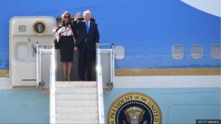 Air Force One ပေါ်က ဆင်းလာတဲ့ သမ္မတထရမ့်နဲ့ ဇနီး