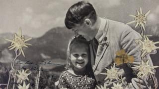 Адольф Гитлер обнимает Розу Берниль Ниенау на подписанной картине