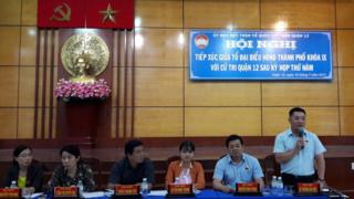 Ông Lê Trưởng Hải Hiếu (ngoài cùng, bên phải hình) đang là Chủ tịch UBND quận 12