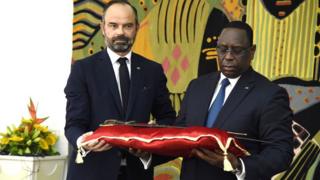 Macky Sall a reçu le sabre d'El Hadj Omar Tall, à la présidence sénégalaise.