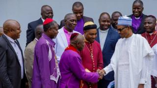 Àwọn pásítọ̀ kan ń bọ Buhari lọ́wọ́ lẹ́yìn àbẹ̀wò wọn