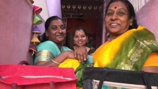''வீட்டுவேலை செய்யும் பெண்கள் பலரும், ஓய்வு நேரத்தில் பைகள் தைத்து கொடுக்கிறார்கள்"