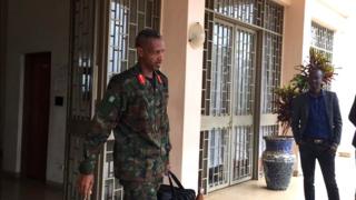 Col Byabagamba ubwo yasohokaga mu cyumba cy'urukiko kuri uyu wa gatatu