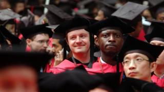 Imagem mostra estudantes de Harvard em cerimônia de formatura