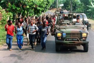 Ciidammada Faransiiska oo ag maraya dad Hutu ah bishii July ee sannadkii 1994tii