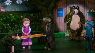 Сцена из спектакля "Маша и медведь"