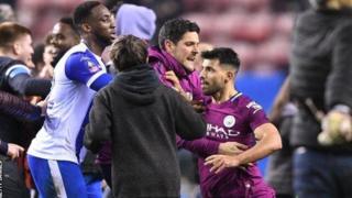 Mshambuliaji wa City Aguero akihusika katika mzozo na mmoja wa mashabiki baada ya mechi hiyo