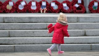 Ребенок у военного мемориала