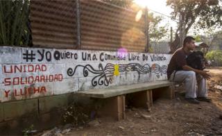 Un hombre sentado en Santa Marta, Cabañas, El Salvador.