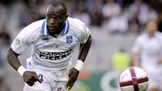 Auxerre's Kenyan forward Dennis Oliech runs with the ball during the French L1 football match Auxerre vs Caen, on September 17, 2011