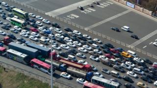 南京繞城高速二橋收費站排滿車流(中新社圖片24/1/2017)