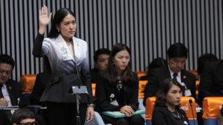 พรรณิการ์ วานิช โฆษกพรรคอนาคตใหม ยืนยันว่าชุดที่เธอใส่ในวันประชุมสภา 5 มิ.ย.เป็นสีข่าว-ดำ ไว้ทุกข์