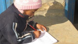 लेख्न सिक्दै बालक