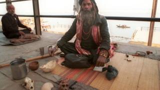 Aghoris com suas taças de caveira