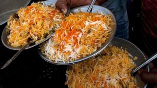 Блюда из баранины бирьяни подаются в закусочной в Лакхнау 22 ноября 2014 года.