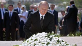 Rossiya Prezidenti Vladimir Putin Islom Karimov qabriga gul qo'ymoqda.