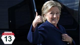 Хиллари Клинтон реагирует перед посадкой на свой самолет кампании в аэропорту Вестчестер Каунти в Уайт-Плейнс, Нью-Йорк - 25 октября 2016 года (Рейтер)