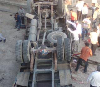 ઊંધો પડેલો ટ્રક
