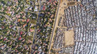 Vista aérea de Kya Sands / Bloubosrand, Johanesburgo, Sudáfrica, que muestra una gran disparidad de riqueza.