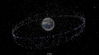 Ilustração da órbita de sucata espacial em volta da Terra