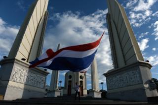 ธงชาติ อนุสาวรีย์ประชาธิปไตย