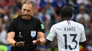 Nestor Pitana oo la hadlaya laacibka khadka dhexe uga Faransiiska N'golo Kante