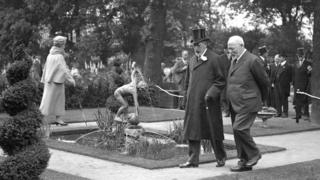 König George V und Königin Mary besuchen 1930 die Chelsea Flower Show