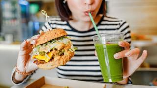 Yemek yiyen bir vegan