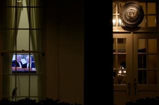 Телевидение в Белом доме показывает встречу Трампа с российским послом