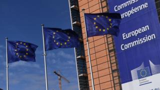 Флаги Европейского Союза рядом со штаб-квартирой Европейской комиссии в Брюсселе